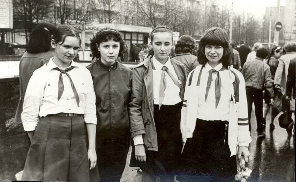 Катя Польгуева с одноклассницами. 1985 год